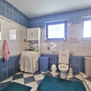 Kastav, obiteljska kuća sa dva stana, okućnica, pogled na more