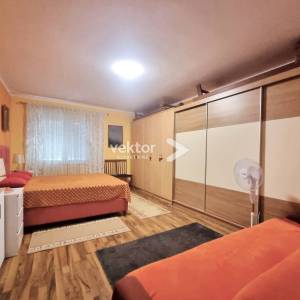 Kastav, obiteljska kuća sa dva stana, okućnica, pogled na more