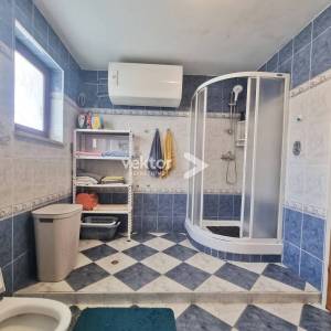 Kastav, obiteljska kuća sa dva stana, okućnica, pogled na more