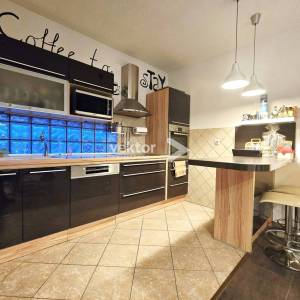 Kastav, samostojeća kuća s tri stana i pogledom na more