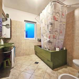 Kastav, samostojeća kuća s tri stana i pogledom na more