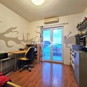 Kastav, samostojeća kuća s tri stana i pogledom na more