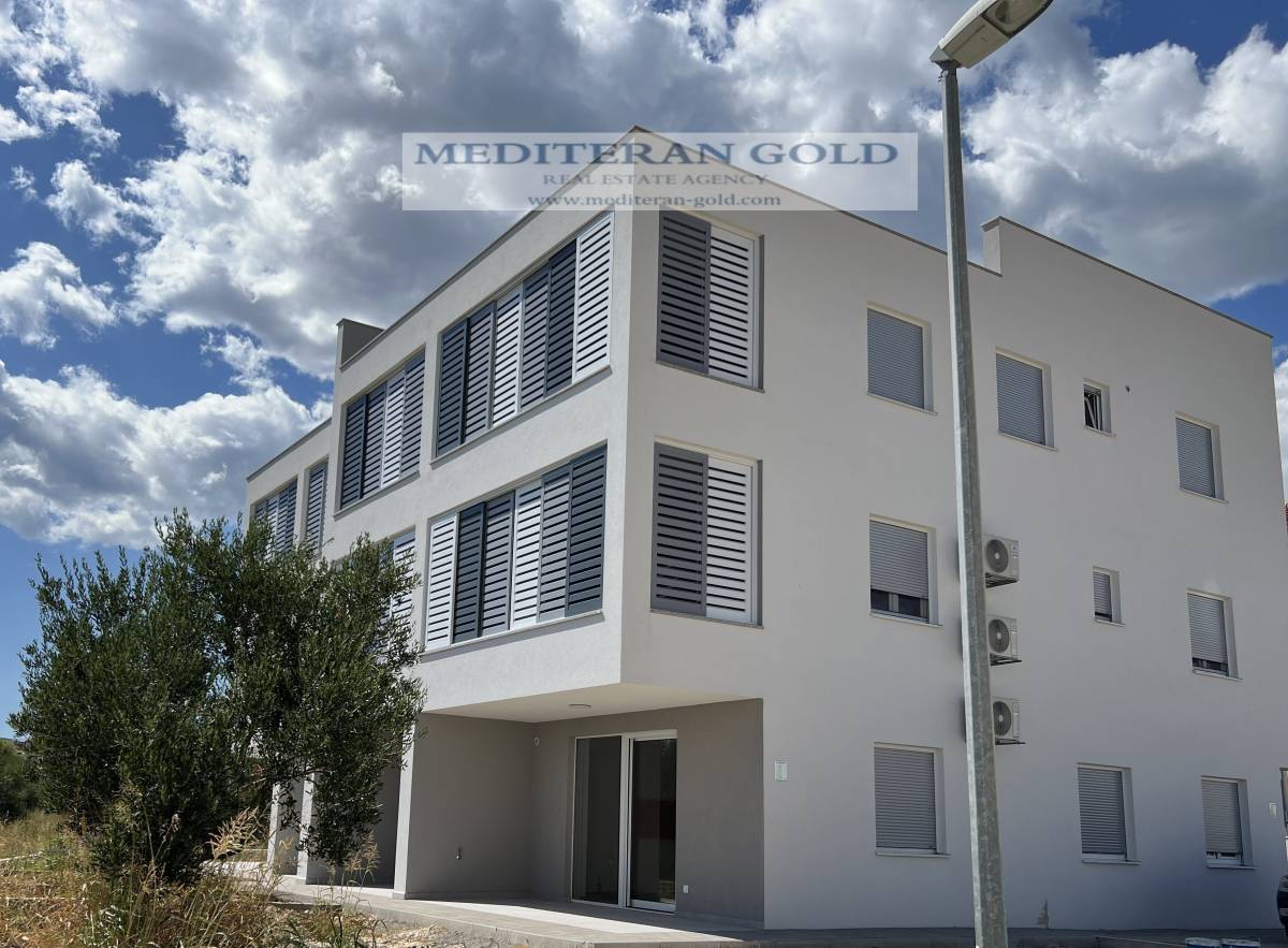 Kaštel Štafilić, novogradnja, trosoban stan blizu mora