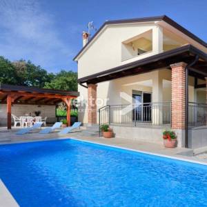 Kaštelir, kuća novije gradnje sa bazenom