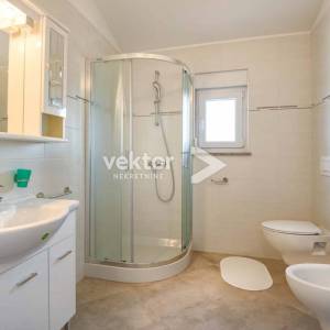 Kaštelir, kuća novije gradnje sa bazenom