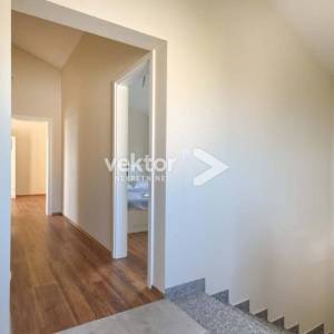 Kaštelir, kuća novije gradnje sa bazenom