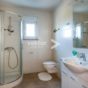 Kaštelir, kuća novije gradnje sa bazenom