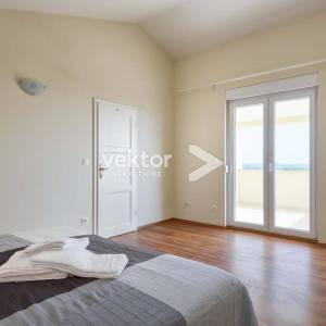 Kaštelir, kuća novije gradnje sa bazenom