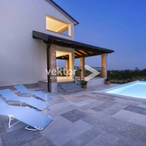 Kaštelir, kuća novije gradnje sa bazenom