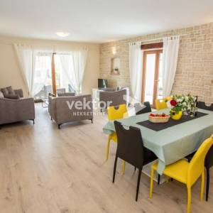 Kaštelir, kuća s bazenom