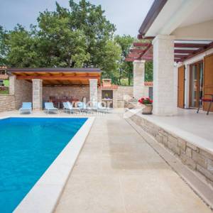Kaštelir, kuća s bazenom