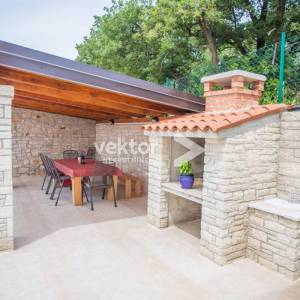 Kaštelir, kuća s bazenom