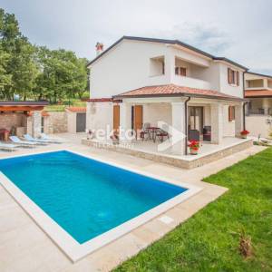 Kaštelir, kuća s bazenom