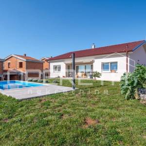 Kaštelir - Moderna prizemnica s bazenom i pametnim sustavom upravljanja