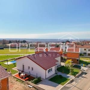 Kaštelir - Moderna prizemnica s bazenom i pametnim sustavom upravljanja