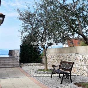 Kostrena, kuća novije gradnje sa četiri stana, otvoren pogled na more