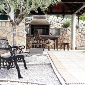 Kostrena, kuća novije gradnje sa četiri stana, otvoren pogled na more