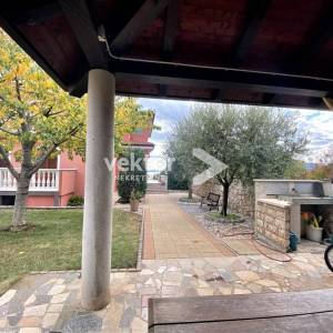 Kostrena, kuća novije gradnje sa četiri stana, otvoren pogled na more