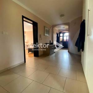 Kostrena, kuća novije gradnje sa četiri stana, otvoren pogled na more