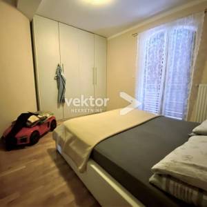 Kostrena, kuća novije gradnje sa četiri stana, otvoren pogled na more