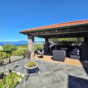 Kostrena, šarmantna kuća s uređenom okućnicom i bazenom, pogled