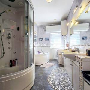 Kostrena, šarmantna kuća s uređenom okućnicom i bazenom, pogled