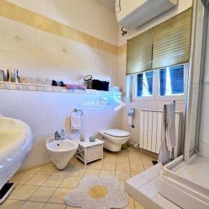 Kostrena, šarmantna kuća s uređenom okućnicom i bazenom, pogled