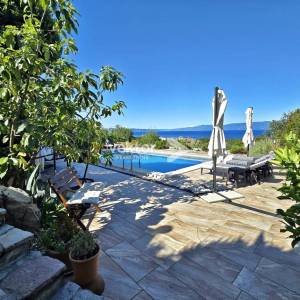 Kostrena, šarmantna kuća s uređenom okućnicom i bazenom, pogled