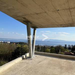 Kozala, stan s grijanim bazenom i krovnom terasom, novogradnja