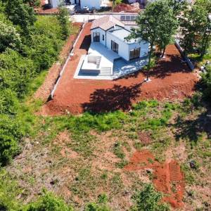 KOŽLJANI - Moderna kuća s bazenom. Blizu šume, 15 min do mora