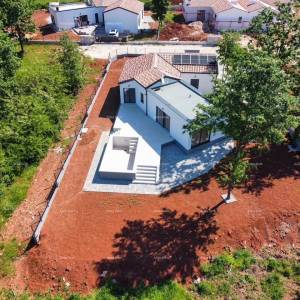 KOŽLJANI - Moderna kuća s bazenom. Blizu šume, 15 min do mora