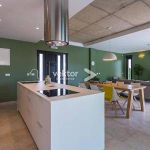 Krk, moderna kuća s bazenom i pogledom na more