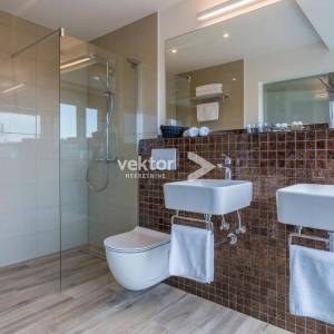 Krk, moderna kuća s bazenom i pogledom na more