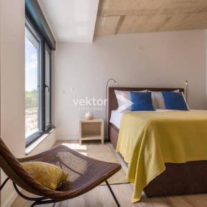 Krk, moderna kuća s bazenom i pogledom na more