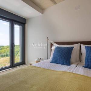 Krk, moderna kuća s bazenom i pogledom na more