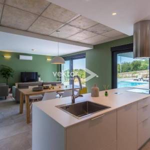 Krk, moderna kuća s bazenom i pogledom na more