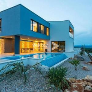 Krk, moderna kuća s bazenom i pogledom na more