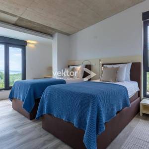 Krk, moderna kuća s bazenom i pogledom na more