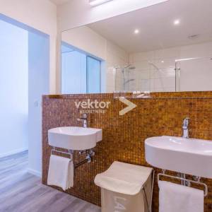 Krk, moderna kuća s bazenom i pogledom na more