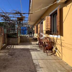 Krnjevo, samostojeća kuća s pogledom na more