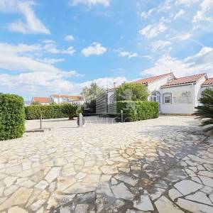 Kuća na otoku Viru 120m od mora – prizemnica