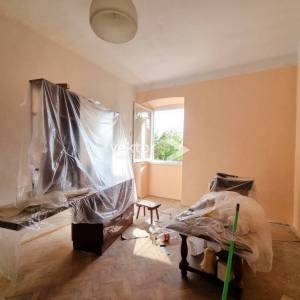 Kuća s okućnicom i dodatnim objektom – mirna lokacija, Grižane