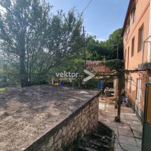 Kuća s okućnicom i dodatnim objektom – mirna lokacija, Grižane