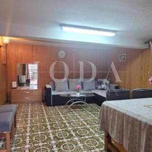 Kuća s terasom i pogledom na more | Selce, blizu plaže – prodaja