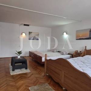 Kuća s terasom i pogledom na more | Selce, blizu plaže – prodaja