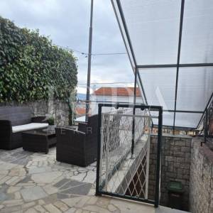 Kuća s terasom i pogledom na more | Selce, blizu plaže – prodaja