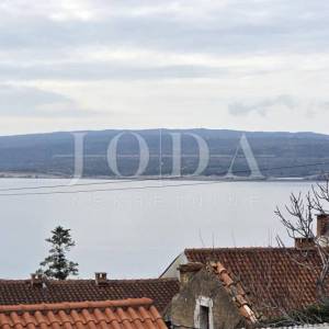 Kuća s terasom i pogledom na more | Selce, blizu plaže – prodaja