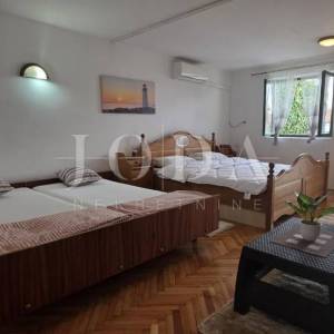 Kuća s terasom i pogledom na more | Selce, blizu plaže – prodaja