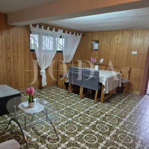 Kuća s terasom i pogledom na more | Selce, blizu plaže – prodaja