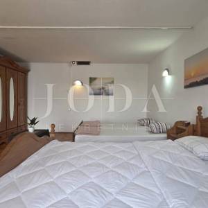 Kuća s terasom i pogledom na more | Selce, blizu plaže – prodaja